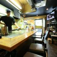 店内のモニターでは、テレビを見たり、スポーツ観戦を楽しんだりと、仲間と家にいるような感覚で気楽に過ごせます。シーズン時はカープ戦の野球中継を見ながら熱々の鉄板料理を楽しめ、盛り上がること請け合い！