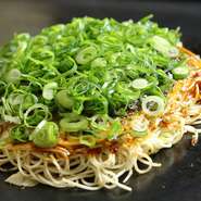 具材には、肉、玉子、そばorうどん、イカ天、シソ、ネギを使用。シソが程良いアクセントの、あっさりした味わいです。大ぶりでシャキシャキ食感のネギとイカ天の旨みが相まって、箸の止まらない美味しさです。