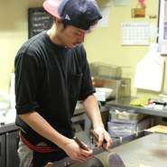 お客様が入店して「いらっしゃいませ」とお迎えした瞬間から接客はスタートしています。水やご注文など、呼ばれる前に伺うようにするのはもちろん、料理もジャストタイミングでお出しすることを心がけています。
