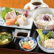 日替り定食700円、刺身定食1200円、などなど…
全てのランチメニューにコーヒーが付いております。
皆様に満足頂ける様な料理を毎日作らせて頂いております。ご来店お待ちしております。