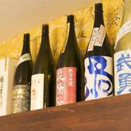 約35種類～40種ほど、毎日替わる旬の日本酒が揃っています。グラスサイズで味わう全ての銘柄が均一料金。季節の日本酒、地酒はもちろんのこと、限定酒や、蔵元から得た知識も店主が伝授してくれます。