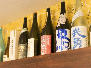 店主自ら選りすぐる、日々変わっていく全国各地の日本酒