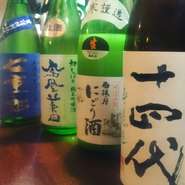 神田駅から徒歩４分の隠れ家的なお店です。
限定モノの日本酒が30種以上揃い、全国の珍しい地酒を日々入荷しております。
新年会向けにもコースをご用意してございますので合わせてご利用くださいませ。