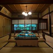 本館・新館にあわせて12部屋のお部屋で食事ができます。人数、用途に合わせて部屋の指定も可能なので、大切な接待のときなどにも安心して伺うことができます。写真は本館の「竹の間」（6名～）。