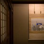 趣の違う部屋には、それぞれ季節を感じさせる調度品や、花、軸が飾られています。料理だけでなく、五感で今自分が過ごしている季節を感じることができます。