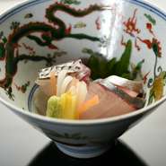 明石の鯛、シマアジ、鰹のたたきなど季節の魚が登場する。季節の歳時記にあわせた器もまた楽しみ。（写真は5月の献立の一例です）