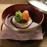 皐月の蒸し物は、甘鯛を新茶の蕎麦で巻いて蒸したものに薬味が添えられています。玉露をベースにしただしは奥深いうまみを感じさせながらも、さわやかな香りを運びます。（写真は5月の献立の一例です）