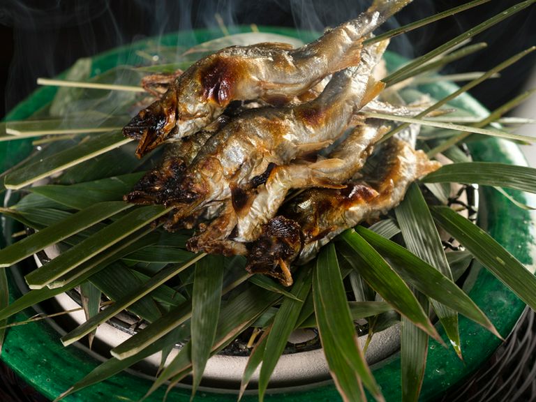 笹が燻される香りもご馳走「鮎塩焼き」