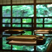 料亭とは飯屋のこと。人々の暮らしの中にあって、町衆との距離が近い存在でありたいと思っています。皆様の人生の節目に最高のひとときを過ごしていただくため、心を込めて料理をし、皆様をお待ちしております。
