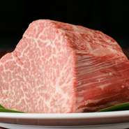 東京の指折りの元卸業者から仕入れる黒毛和牛A5ランクの赤身肉