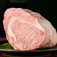 東京でも指折りで、一頭買いしている元卸業者から黒毛和牛A５ランクのもので、サシの入りすぎていない程よい赤身具合の入った肉を仕入れています。当店のステーキに使用するための大事な基準です。