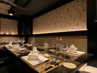 ランチ・ディナー共に利用ができる、重厚感漂う3つの個室