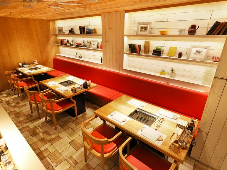 オシャレな空間で、煙やにおいを気にせず肉女子会が楽しめる