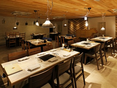 焼肉店ということを忘れてしまう、素敵な内装で彩られた空間