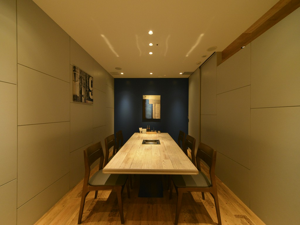 4～14名まで利用可能。落ち着いた完全個室を用意