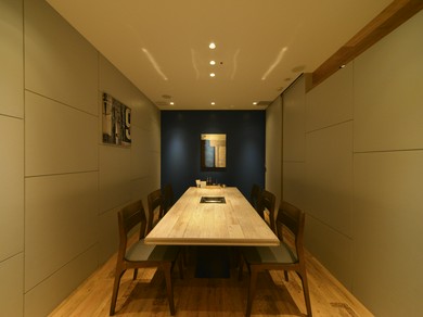 4〜14名まで利用可能。落ち着いた完全個室を用意