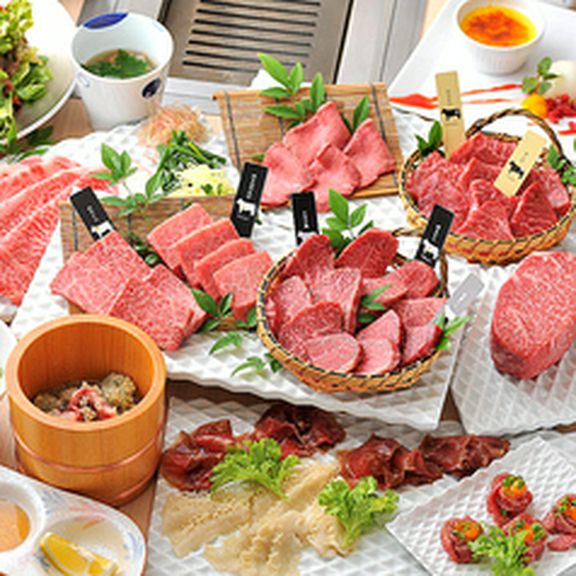 自慢のドライエイジングビーフをカジュアルにお楽しみ頂けるコース。おすすめ希少部位盛り合わせも絶品