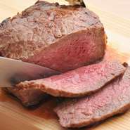 和牛のスペシャリストが厳選した黒毛和牛を芝浦市場から直接買付けて仕入れ。こだわりのドライエイジング製法を採用し、骨付きの大きな部位のまま温度1℃～3℃湿度60％～80％、常に肉の廻りの空気が動く状態をつくる。酵素によりタンパク質が分解されアミノ酸などの旨み成分が倍増した最高の状態で提供いたします。