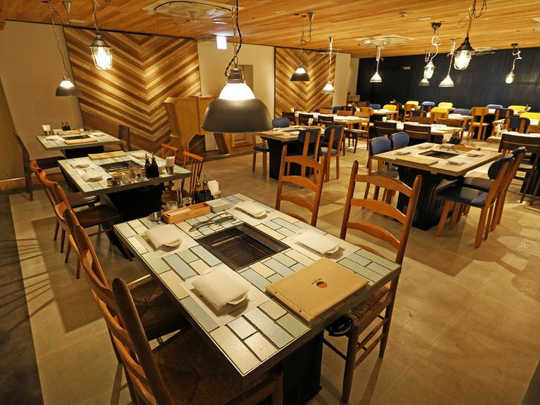 全席無煙ロースター完備の店内で、熟成和牛をカジュアルに