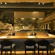 温もりあふれるモダンな店内は、大切な人とのデートに最適。オープンキッチンを望むカウンター席は、ライブ感たっぷりで会話も弾みます。ワインも豊富に揃っているので、熟成肉とのマリアージュを堪能できます。