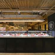 エレベーターを降りると、目の前に広がるのは熟成肉セラーを配したスタイリッシュな空間。洗練された雰囲気ながら気負わずにくつろげる店内は、会食や接待などにもぴったりです。完全個室も用意しています。