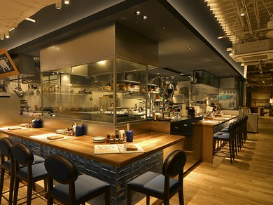 洗練と心地よさが共存する空間は、広々として開放感たっぷり