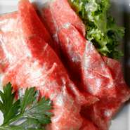 いろいろな部位を使った当店オリジナルの自家 特製生ハムです。熟成肉を更に熟成させた最上級 の香りと甘みはワインと相性が抜群です。