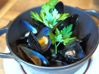 ムール貝をシンプルに白ワイン蒸しに仕上げました。