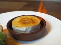 贅沢にカマンベールチーズを丸ごと一つ使用したチーズフォンデュ。