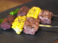 ライムとレモングラスでマリネした牛ハツとレバーを低温調理で仕上げ、
野菜と共に串打ちしたバーベキュースタイル。