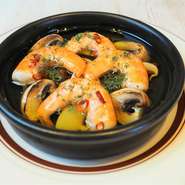 アヒージョの定番。
コクとピリッと辛みをつけたオイルでお召し上がりください。