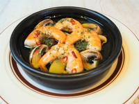 アヒージョの定番。
コクとピリッと辛みをつけたオイルでお召し上がりください。