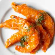 脱皮したての柔らかい海老を洋風エビチリソースで和えました。お好みでモルトビネガーをかけて殻付きのままお召し上がり下さい。