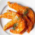 脱皮したての柔らかい海老を洋風エビチリソースで和えました。お好みでモルトビネガーをかけて殻付きのままお召し上がり下さい。