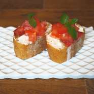 フレッシュなトマトと生ハムの塩味との調和が抜群な一品です。