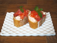 フレッシュなトマトと生ハムの塩味との調和が抜群な一品です。