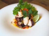 ライムのアクセントを加えた海老とタコをサッパリサラダ仕立てに。