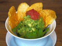 アボカドをニンニク、アンチョビ、マヨネーズで癖になる一品に仕上げました。