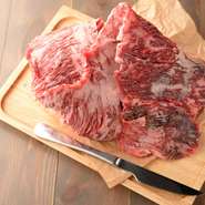 ハラミに似た食感と上カルビのような霜降り。 熟成香が強い。