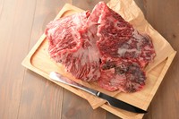 ハラミに似た食感と上カルビのような霜降り。 熟成香が強い。