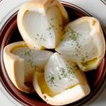 玉ねぎを丸ごと岩塩で包んでからじっくりとオーブンローストした、玉ねぎ本来の旨味をお楽しみください。