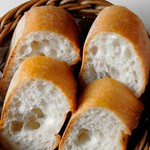 カリカリに焼き上げたバケットをお肉とご一緒に