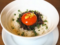 贅沢に使用したトリュフでかき込む卵かけご飯。