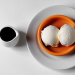 バニラアイスに熱々のエスプレッソをかけて お召し上がりください。