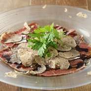 厳選した熟成和牛を低温調理することで、和牛本来の柔らかな食感を生かし、芳醇な香りが広がる一皿に仕上げました。季節によりトリュフを合わせることもあり、熟成肉の香りとのマリアージュをお楽しみ頂けます。