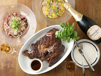 熟成肉は女性にも大人気。豊富なサイドメニューも一緒にどうぞ