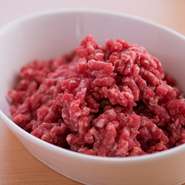 『レギュラー鉄板ハンバーグ』に使用されているのは、いずれも国産の牛肉と豚肉です。粗挽きと細挽きにした牛豚肉は、ハンバーグのためにオリジナルブレンドされたもの。お肉のしっかりとした食感を楽しみましょう。
