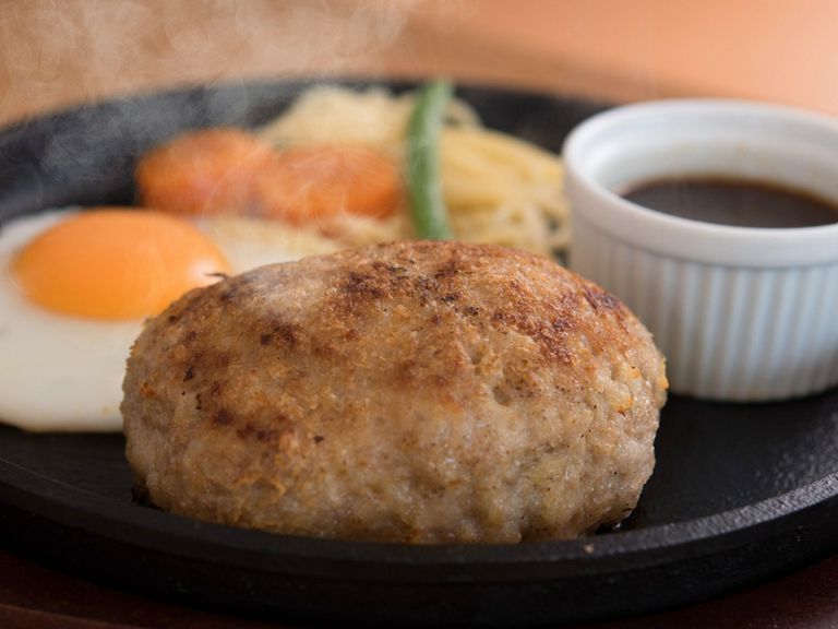 肉汁をたっぷり閉じ込めたボリューミーな逸品『レギュラー鉄板ハンバーグ』