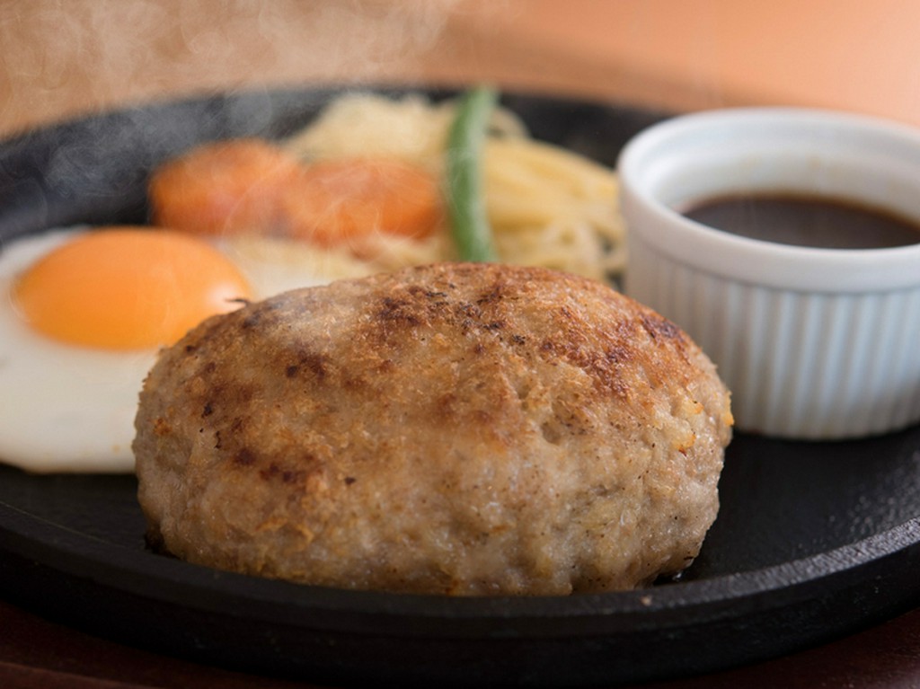 肉汁をたっぷり閉じ込めたボリューミーな逸品『レギュラー鉄板ハンバーグ』