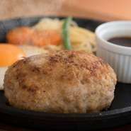 看板メニューのハンバーグには、挽き方にこだわった国産牛・豚肉を、独自にブレンドして使用。表面を焼き上げた後、蒸し焼きにする手法で、肉汁が閉じ込められています。5種類のソースをお好みで選びましょう。